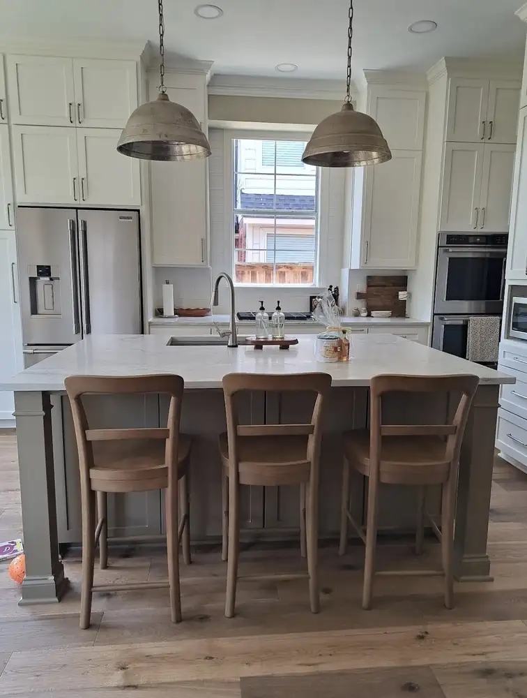 Traditional kitchen with large island